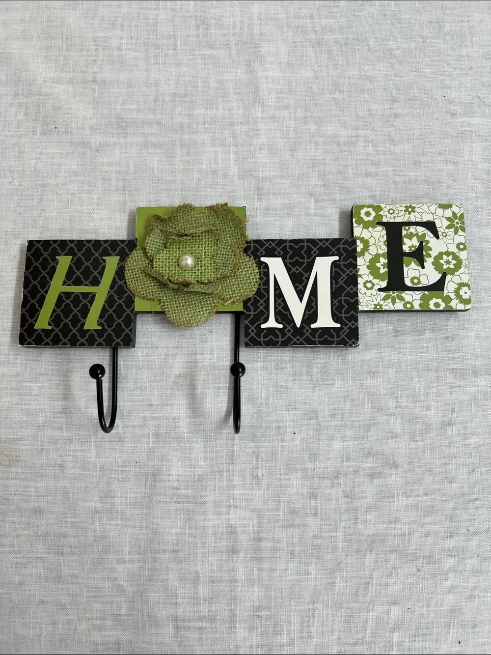 🌞 Home Wall Decor 'HOME' Hook Coat Rack with Green Burlap Flower for “o”